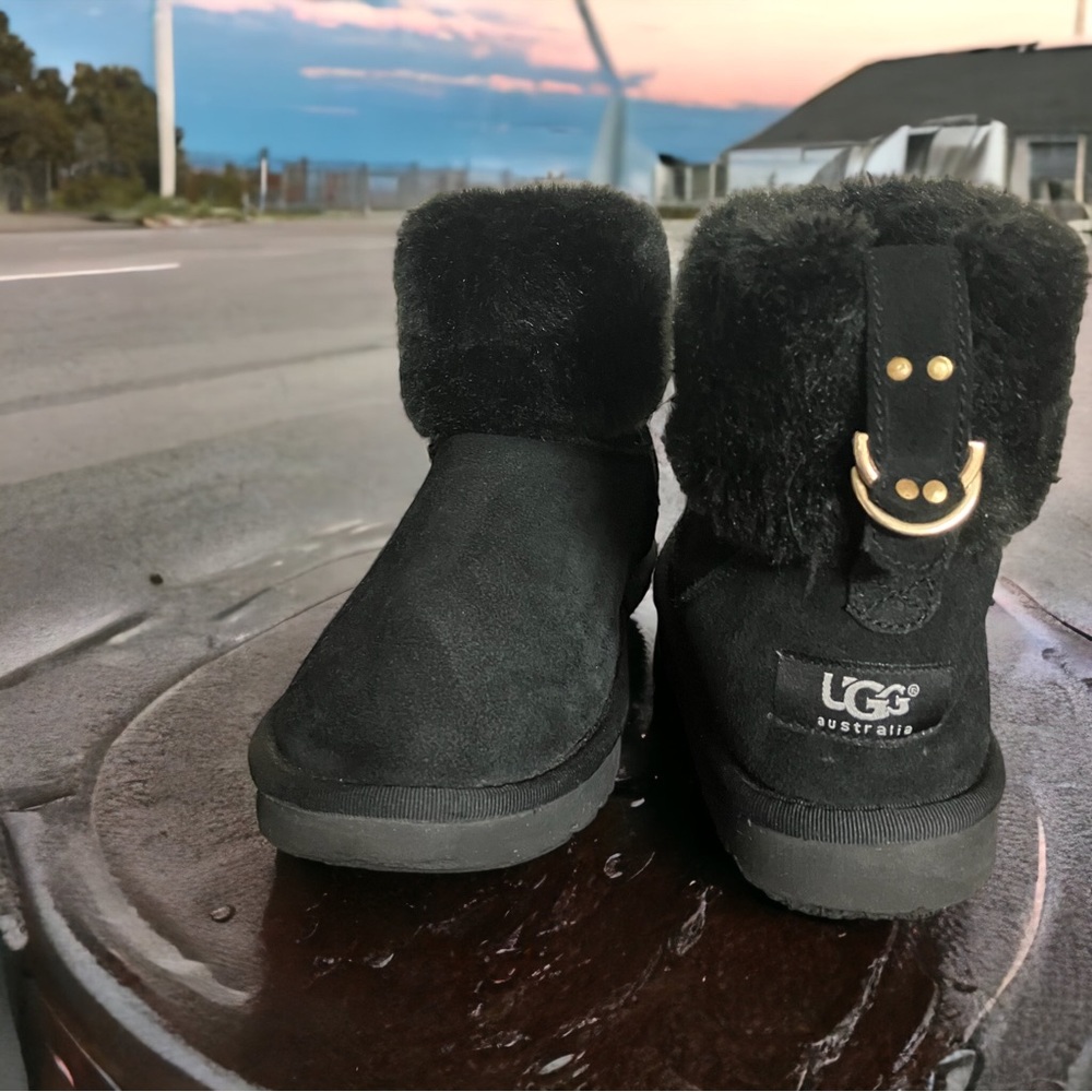 UGG Mini boot Sheepskin Buckle Detail Back  Size 7  5854A Black  No Box